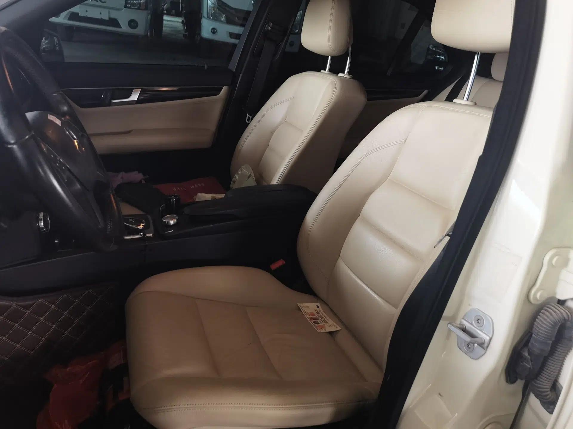 Mercedes-Benz C-Class 2011 C 200 CGI Fashion Model — миниатюра 15