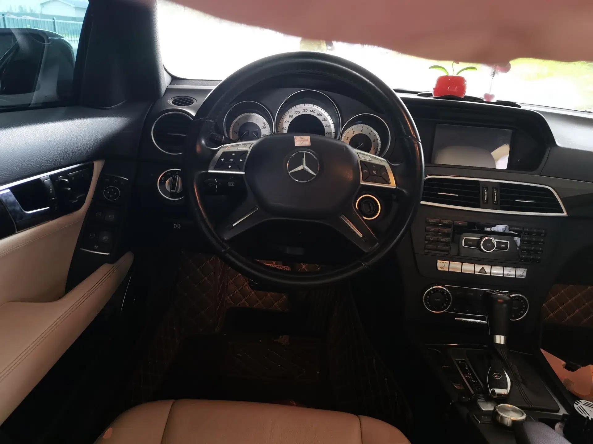 Mercedes-Benz C-Class 2011 C 200 CGI Fashion Model — миниатюра 10
