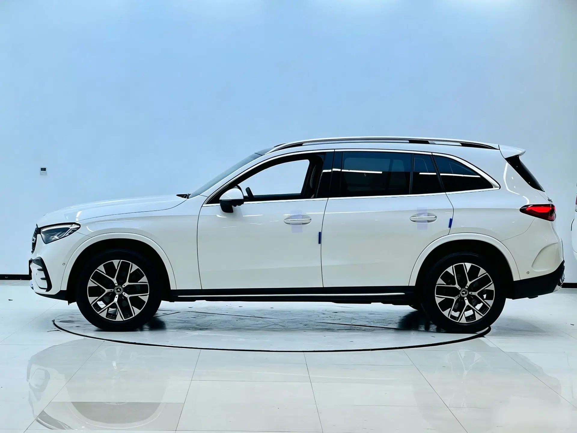 Mercedes-Benz GLC 2023 GLC 260 L 4MATIC Luxury 7-Seater — миниатюра 3