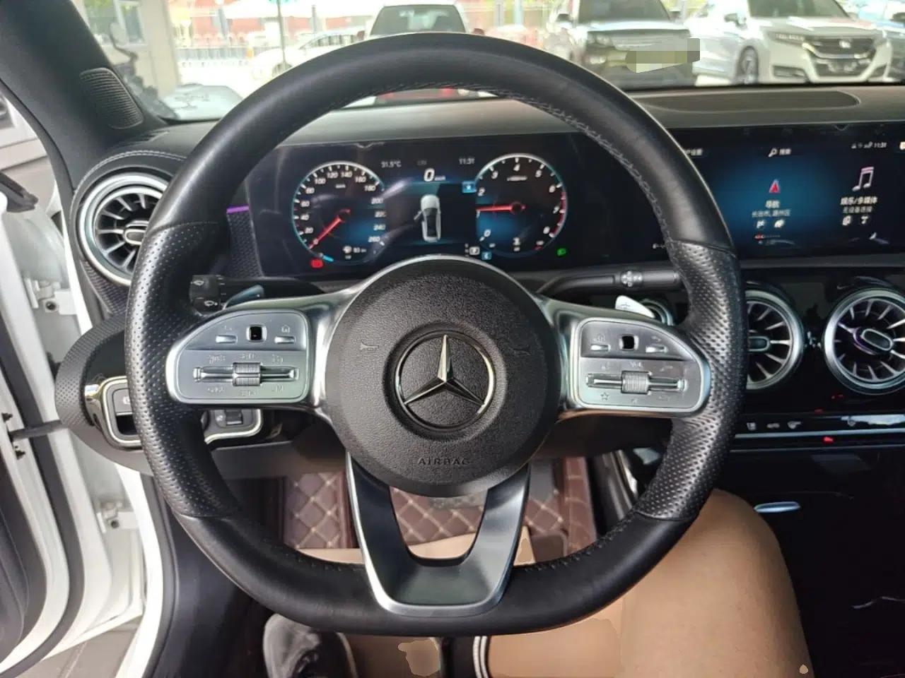 Mercedes-Benz A-Class 2022 Second Facelift A 200 L Sport Sedan Fashion Version — миниатюра 13