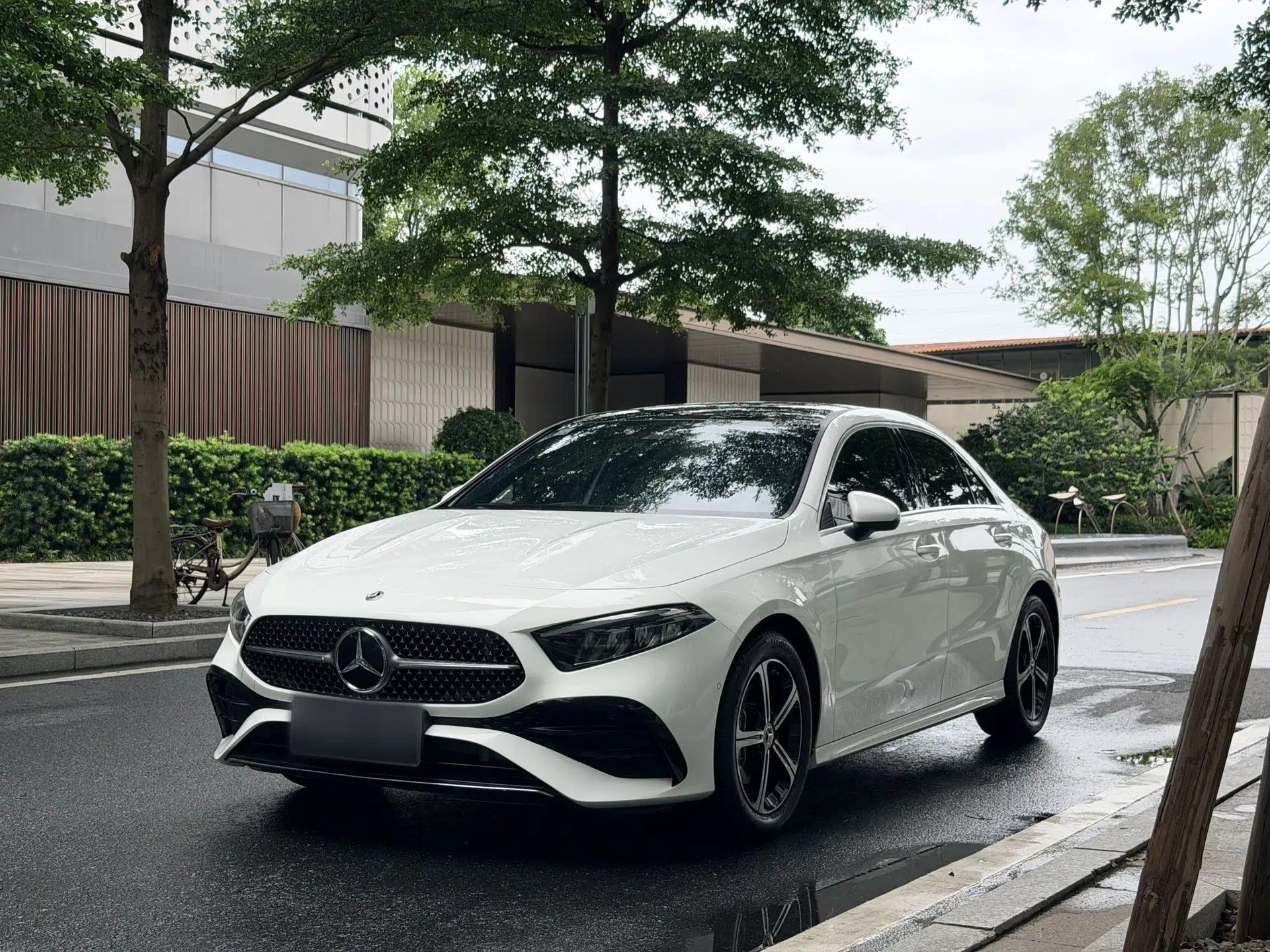 Mercedes-Benz A-Class 2024 A 200 L Fashion Model — миниатюра 1