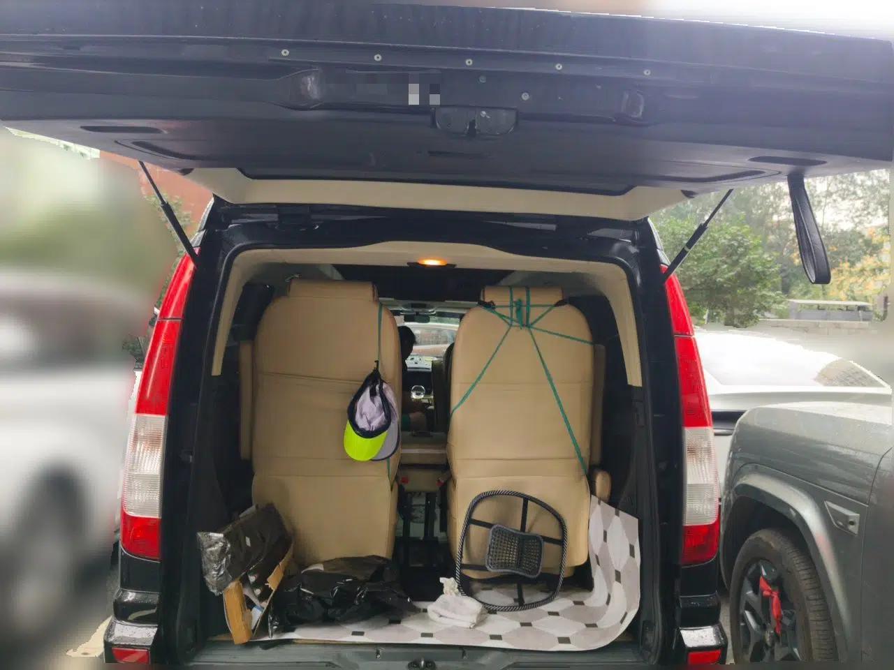 Mercedes-Benz Vito 2013 Mercedes-Benz Viano 2.5L automatic, 6-seater, gasoline-powered (with a custom high roof) — миниатюра 19