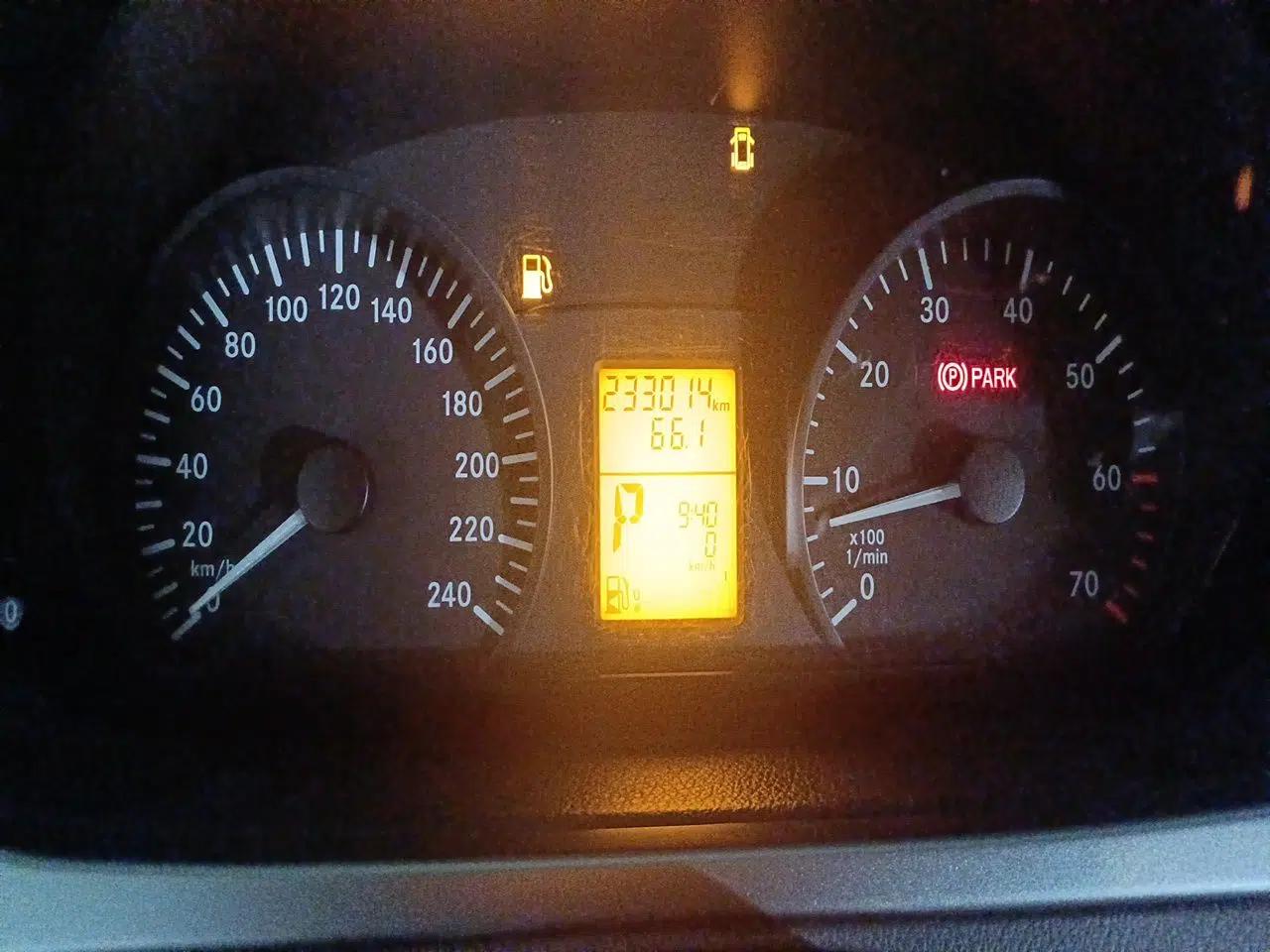 Mercedes-Benz Vito 2011 2.5L 7-seater executive version — миниатюра 12