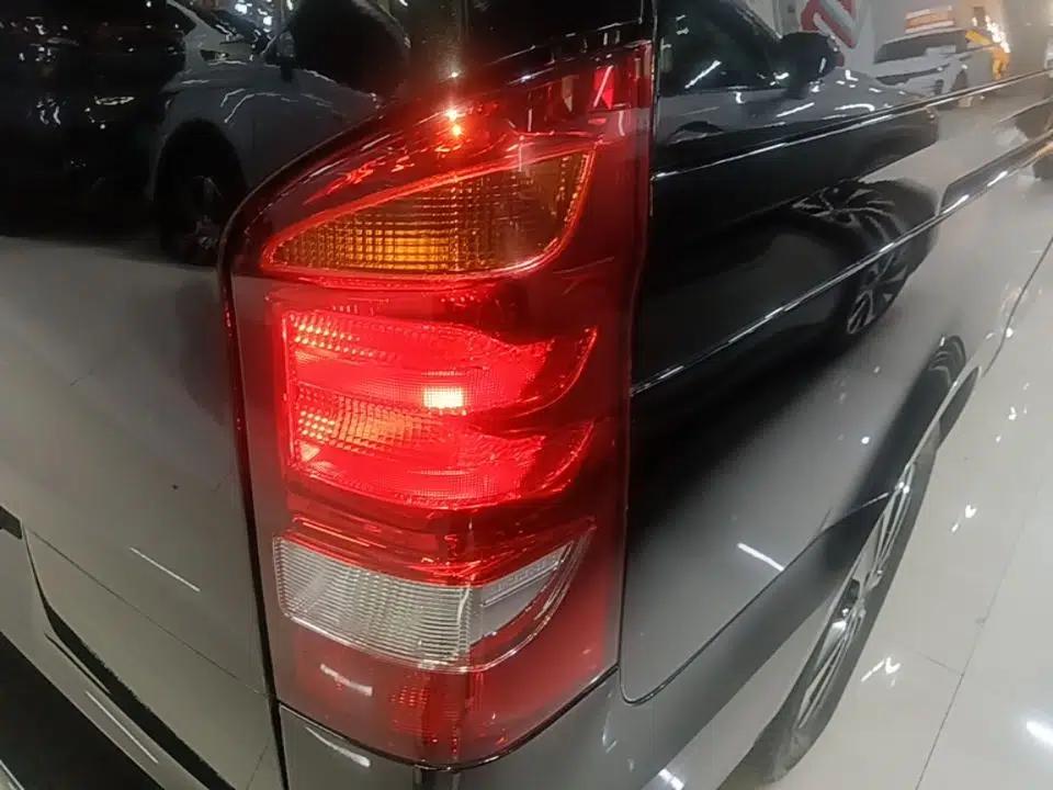 Mercedes-Benz Vito 2023 2.0T Elite Version 7 Seats — миниатюра 9