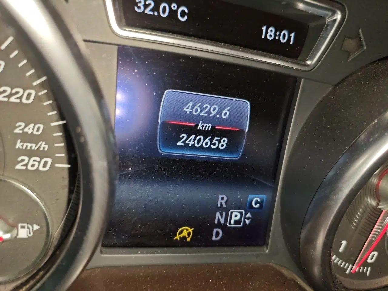 Mercedes-Benz GLE 2016 GLE 320 4MATIC Luxury Model — миниатюра 12