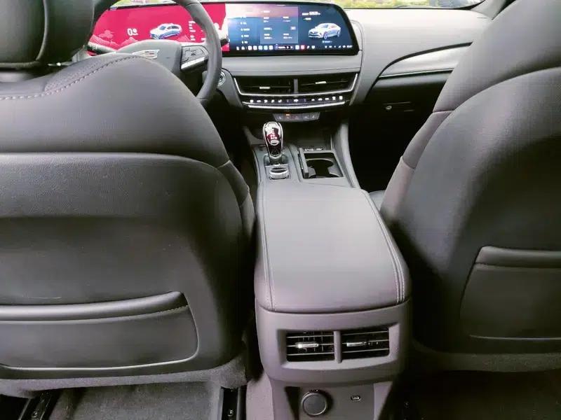2024 Cadillac CT5 28T Luxury Pro — миниатюра 12