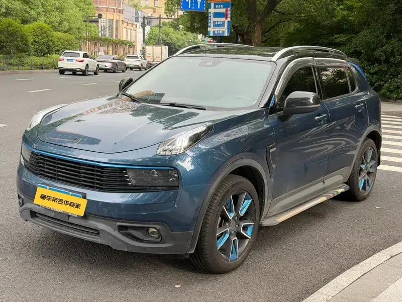 Lynk & Co 01 2017 2.0T 2WD Pro Edition — миниатюра 1