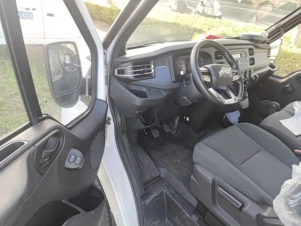 Jiangling Fushun 2023 2.0T Manual Short Wheelbase Low Roof Commercial Van with 2/3 Seats and Lift-Up Tailgate — миниатюра 16