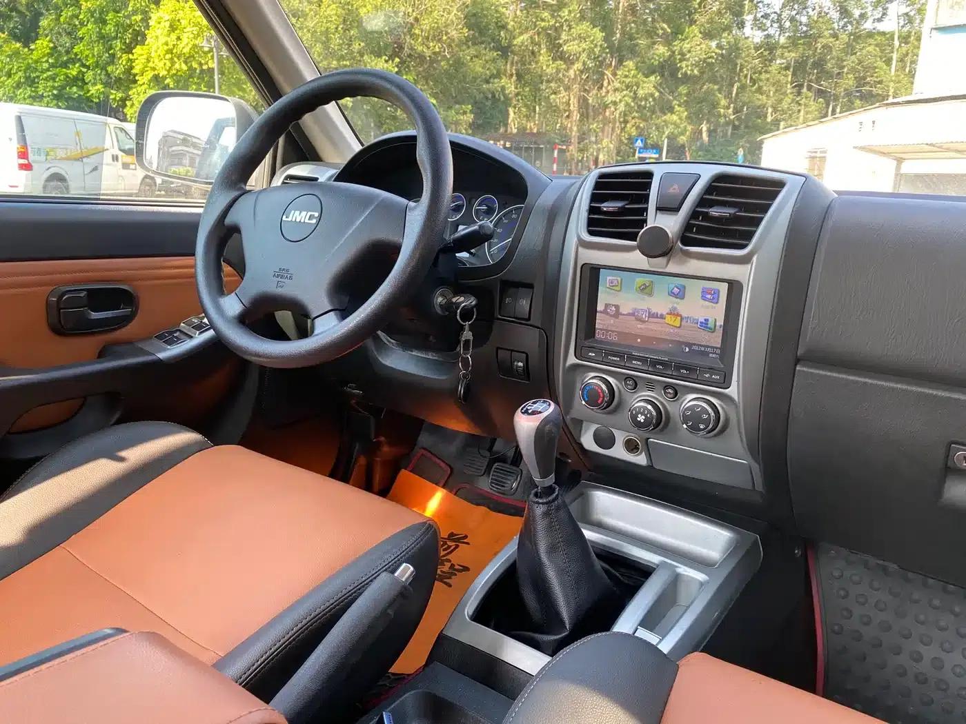 Baodian 2018 Model 2.9T New Value Two-Wheel Drive Diesel Comfort Standard Cargo Box JX4D30B5L — миниатюра 8