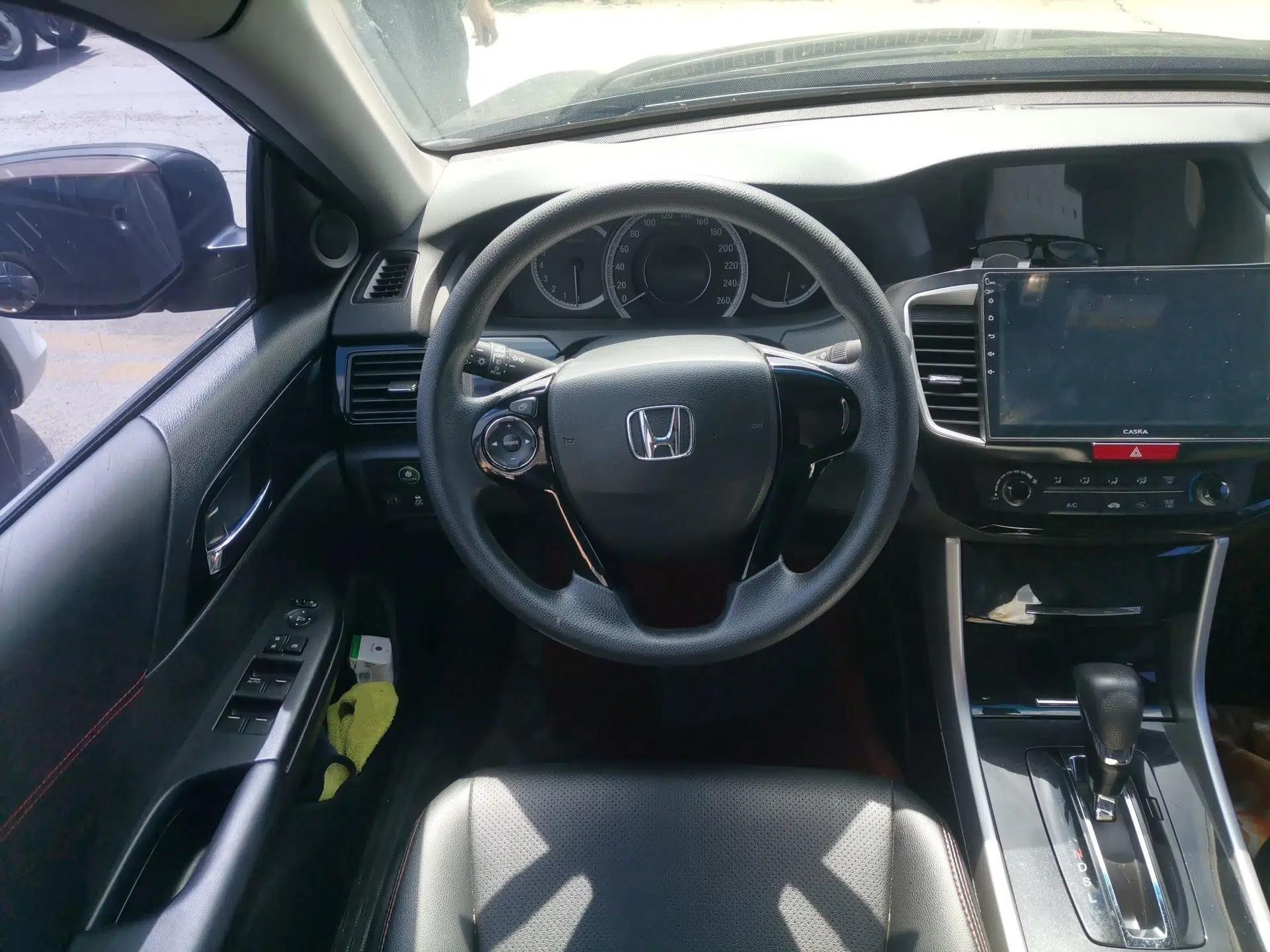 Honda Accord 2016 2.0L Comfort Edition — миниатюра 10