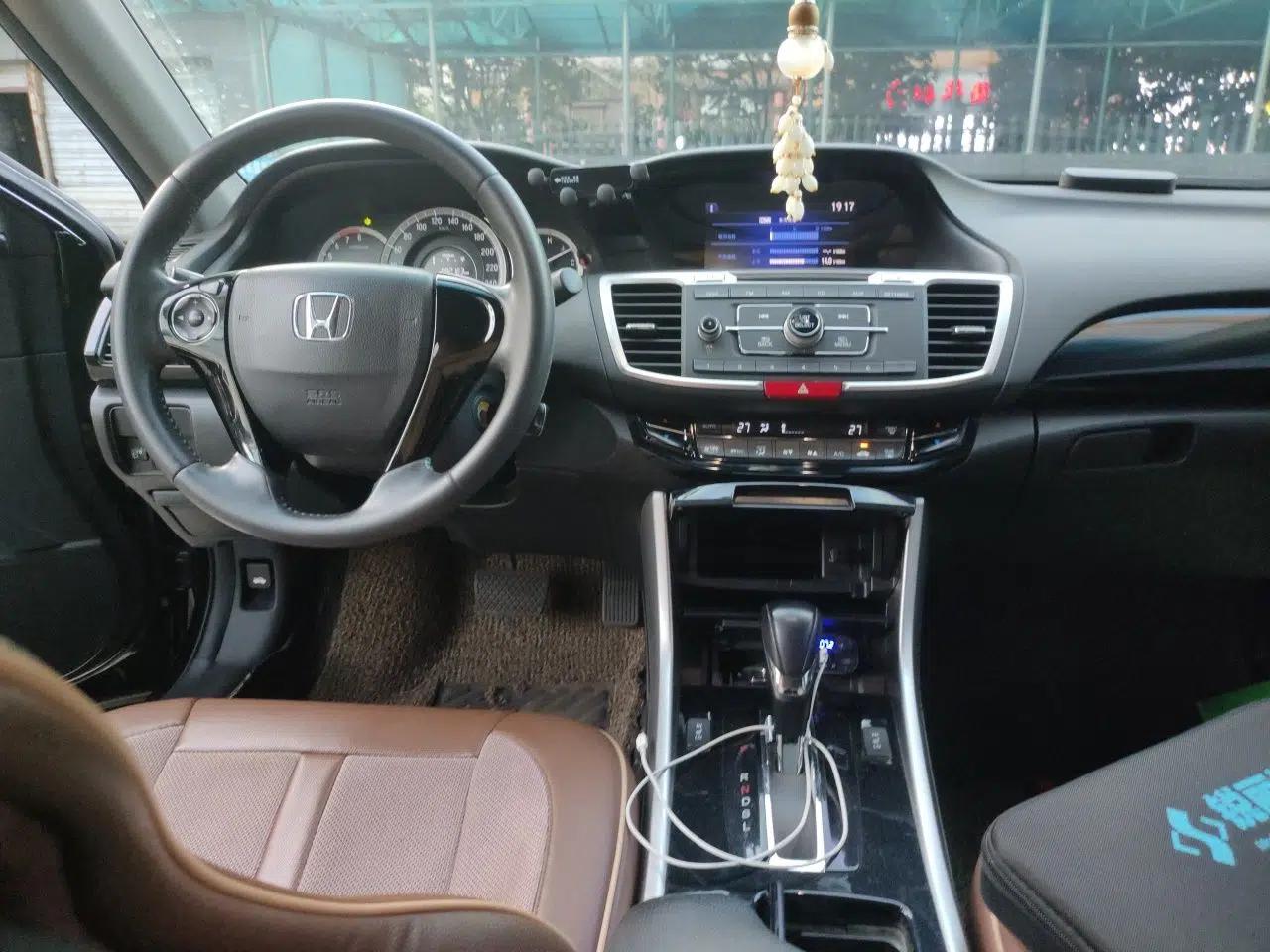 Honda Accord 2016 2.0L Elite Edition — миниатюра 13