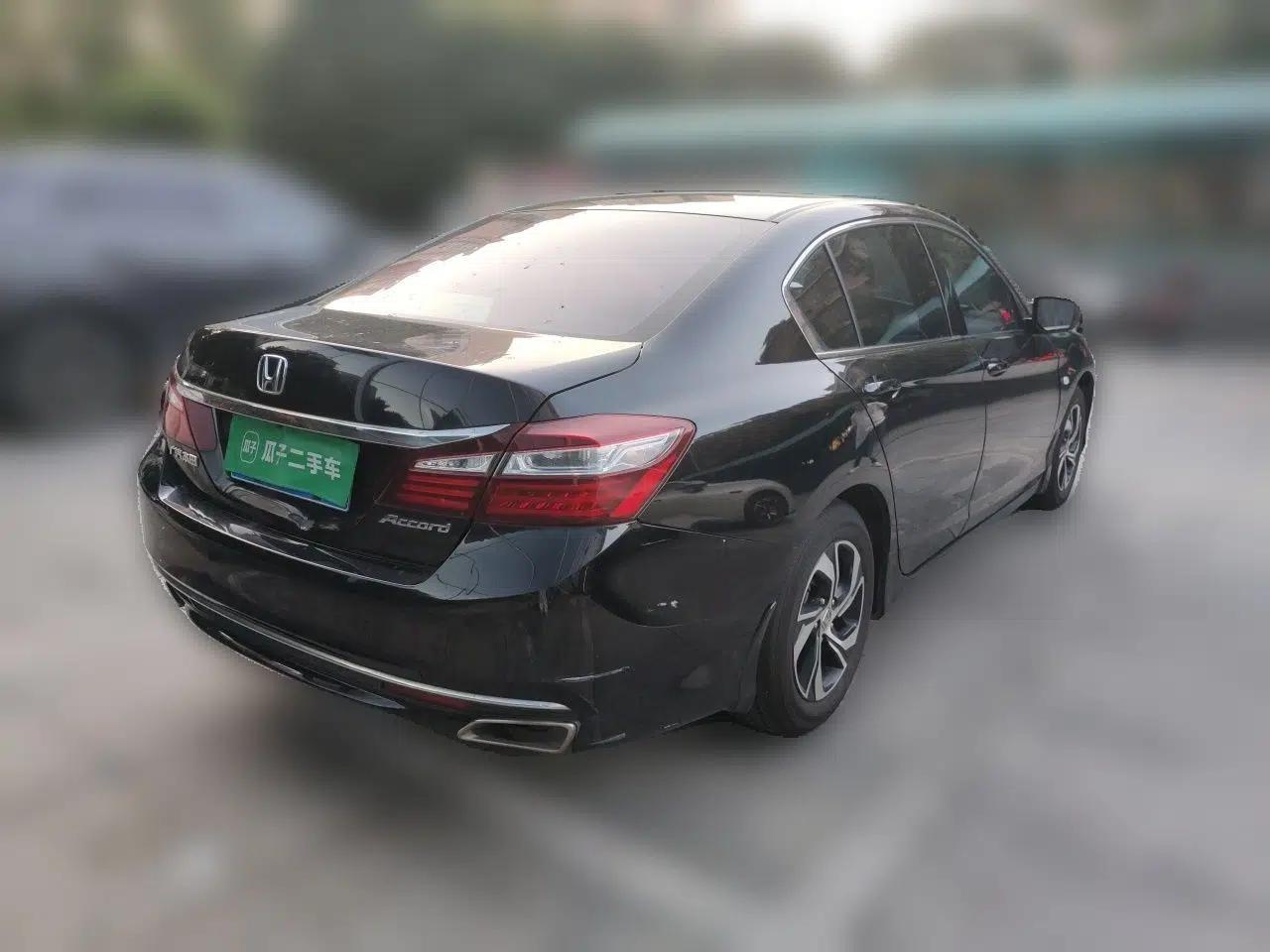 Honda Accord 2016 2.0L Elite Edition — миниатюра 6