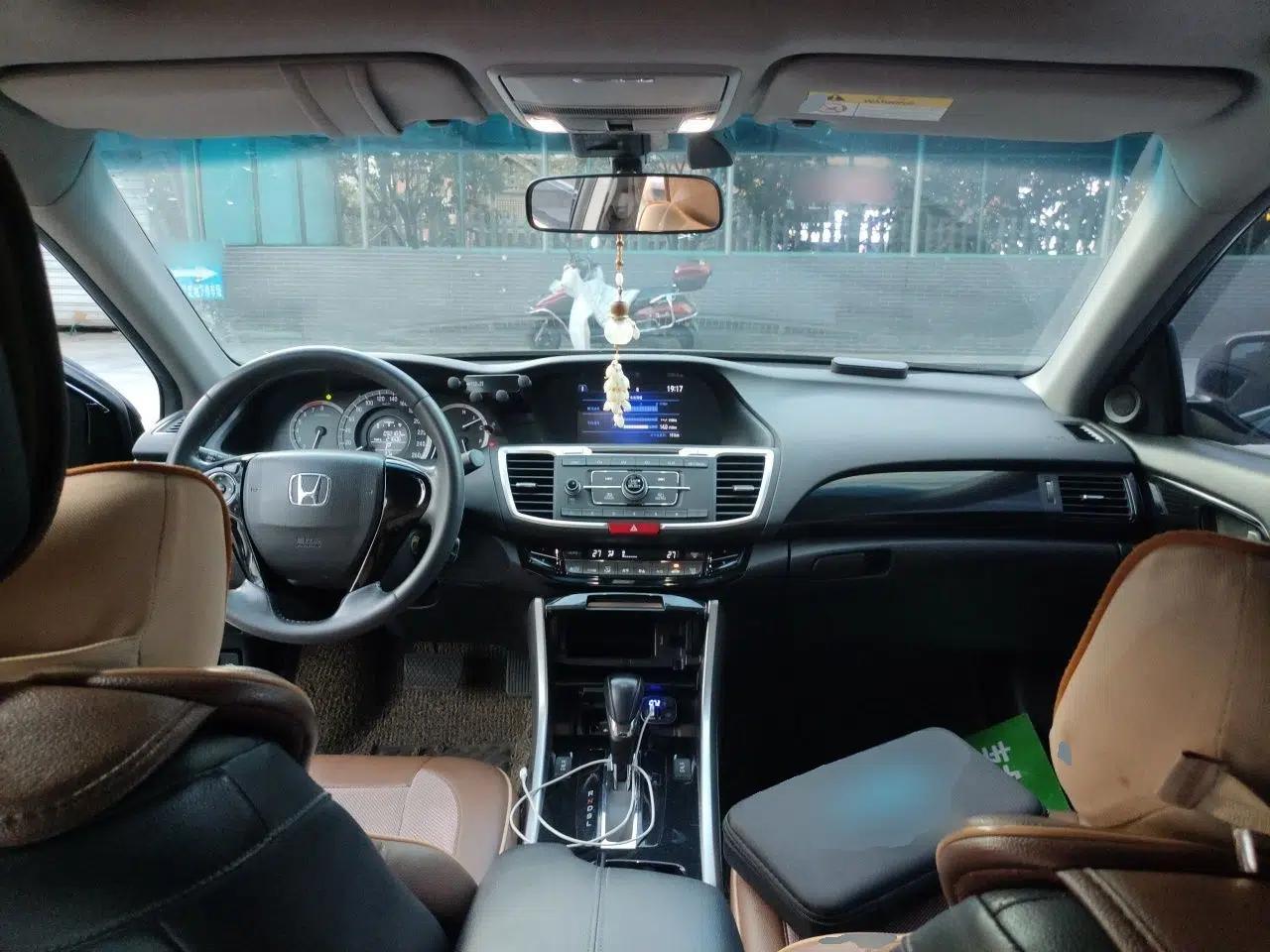 Honda Accord 2016 2.0L Elite Edition — миниатюра 9