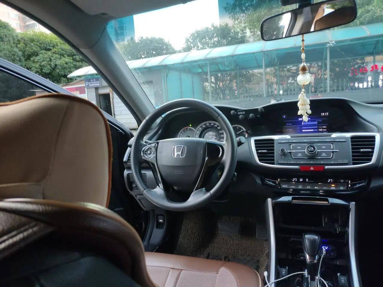 Honda Accord 2016 2.0L Elite Edition — миниатюра 10