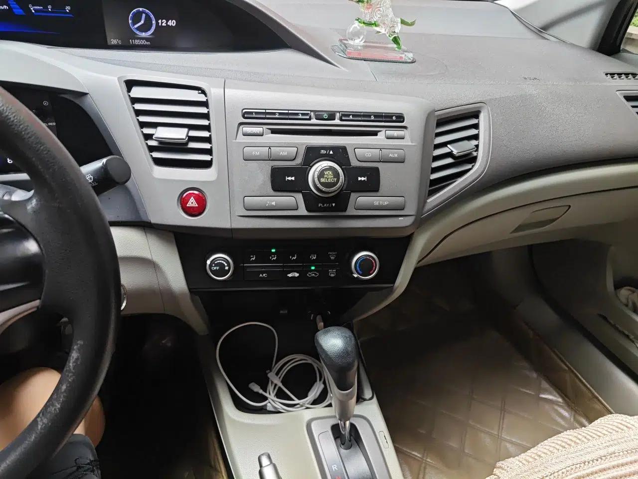 Honda Civic 2012 1.8L automatic comfort version — миниатюра 13