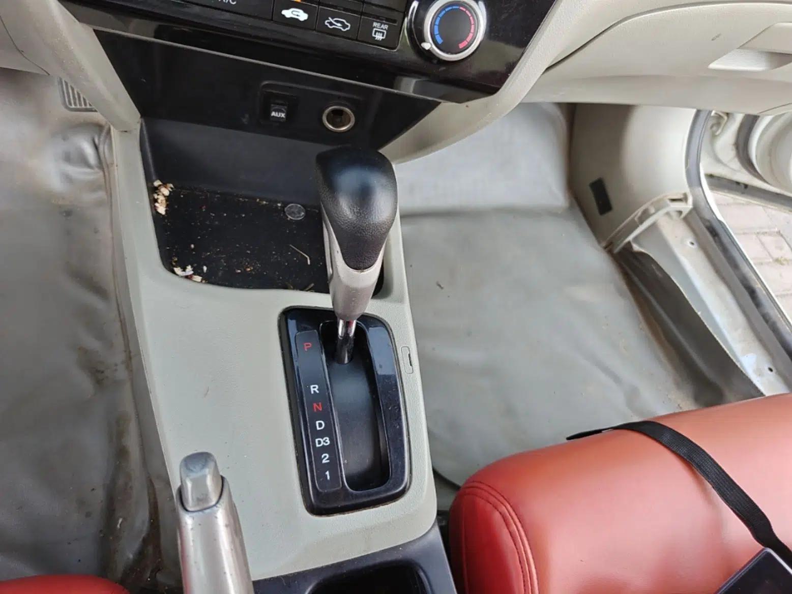 Honda Civic 2014 1.8L Automatic Classic Edition — миниатюра 24