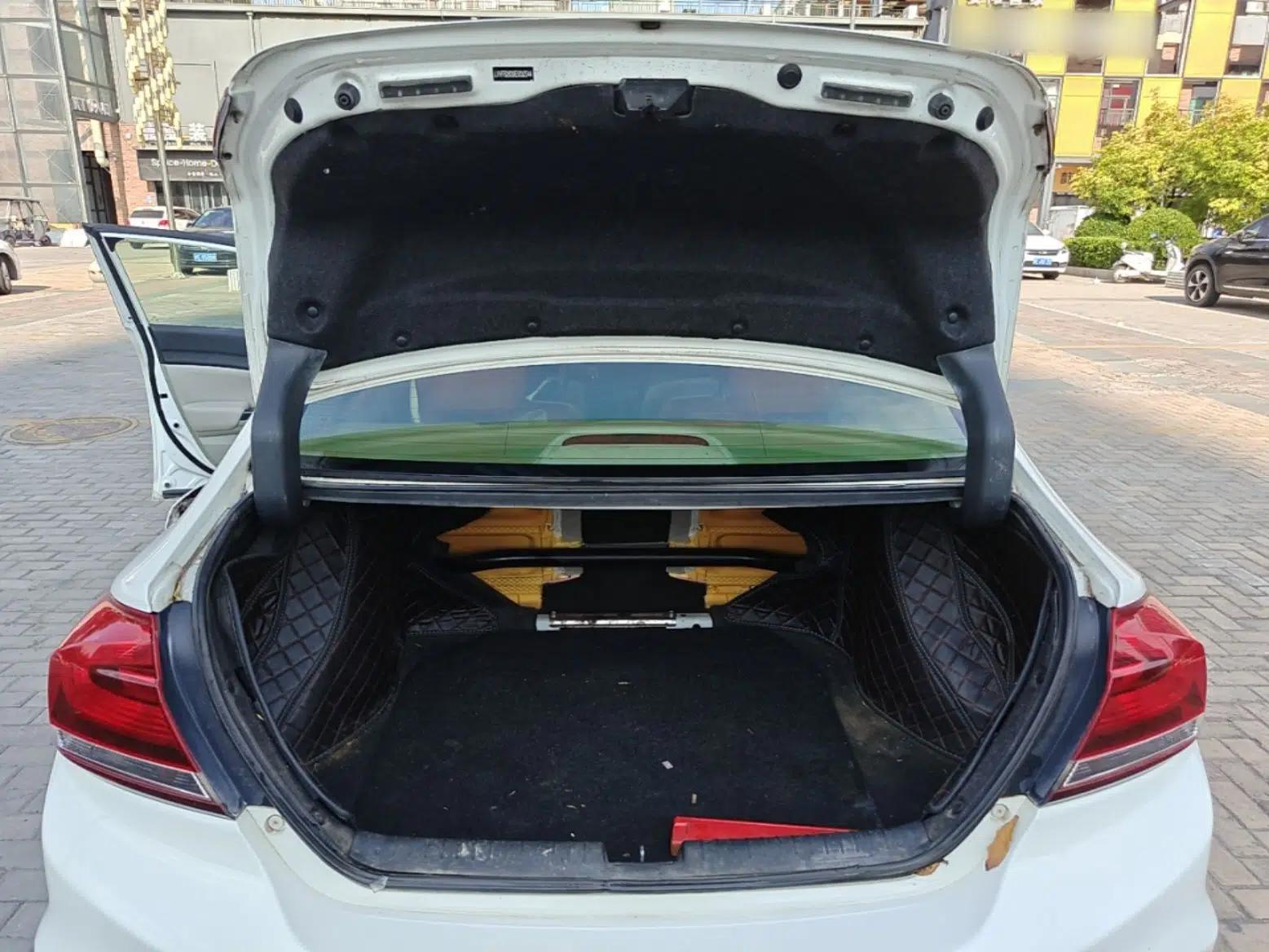 Honda Civic 2014 1.8L Automatic Classic Edition — миниатюра 30