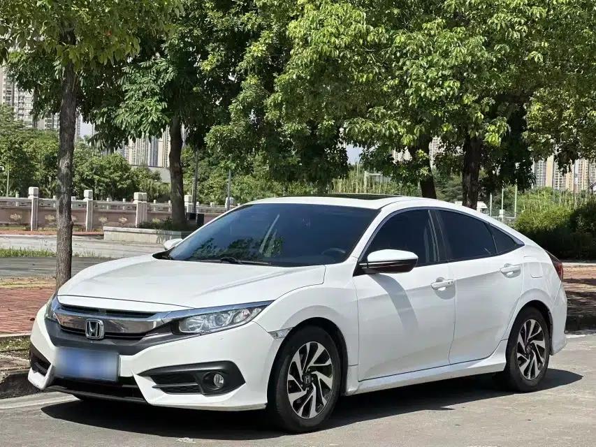 Honda Civic 2016 220TURBO CVT Luxury Edition — миниатюра 2
