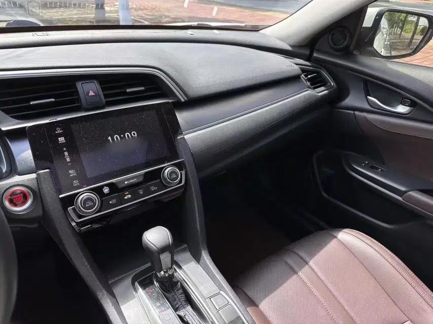 Honda Civic 2016 220TURBO CVT Luxury Edition — миниатюра 18