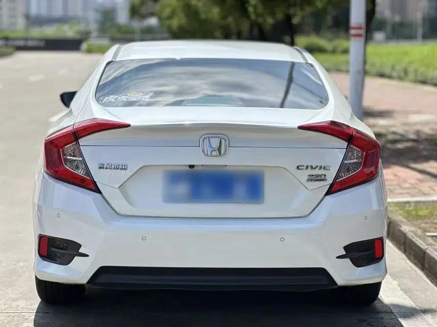 Honda Civic 2016 220TURBO CVT Luxury Edition — миниатюра 3