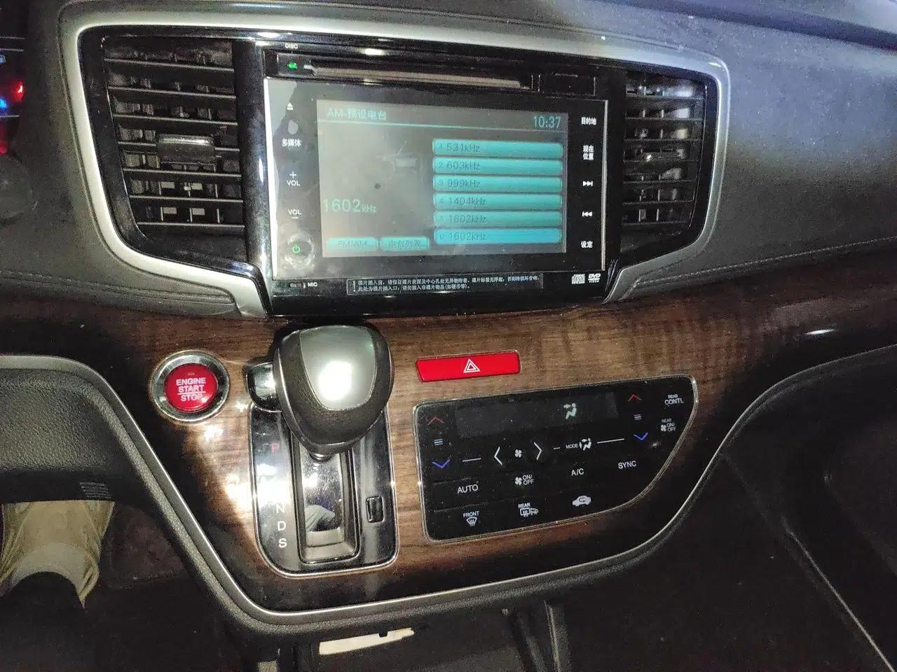 Honda Odyssey 2015 2.4L Supreme Edition — миниатюра 13
