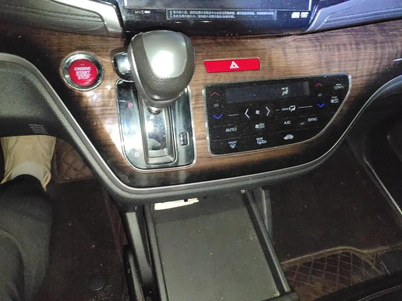 Honda Odyssey 2015 2.4L Supreme Edition — миниатюра 14