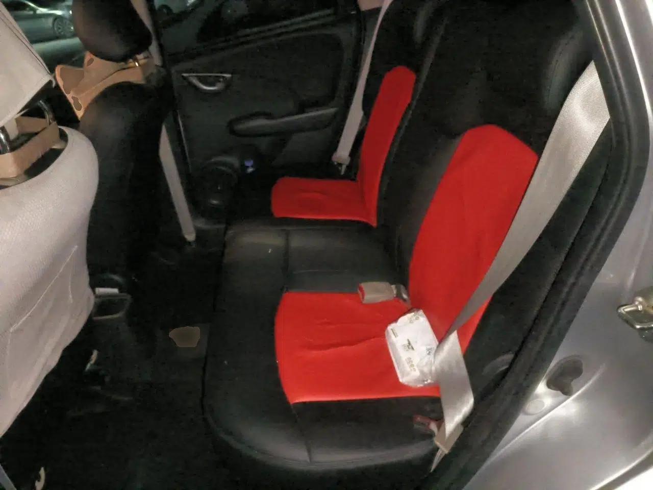 Honda Fit 2011 1.3L manual Comfort version — миниатюра 17