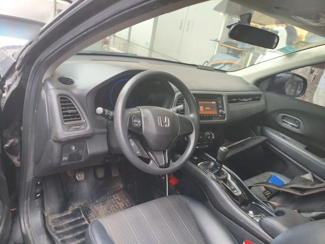 Honda Vezel 2015 1.8L Manual Two-Wheel Drive Elite Version — миниатюра 9