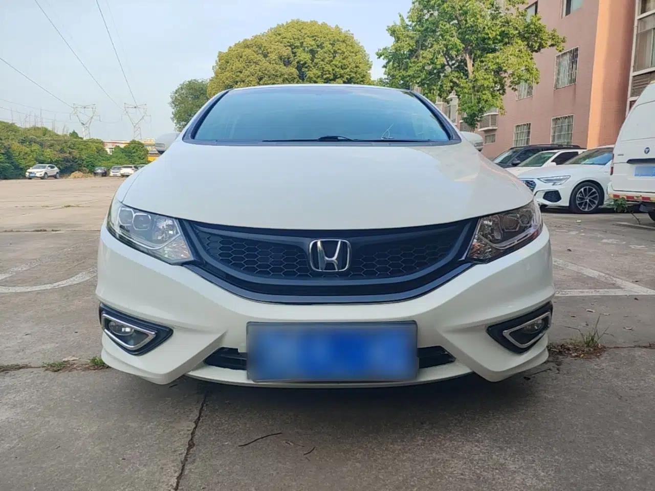 Honda Jade 2014 1.8L CVT Luxury Prestige Edition 5 Seats — миниатюра 2