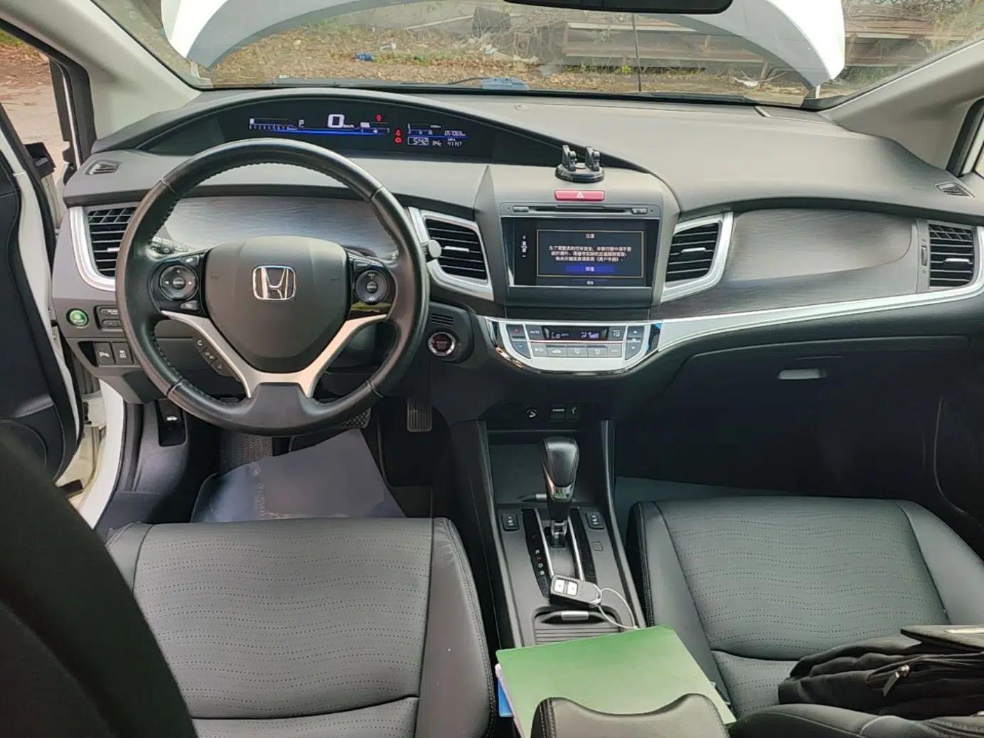 Honda Jade 2014 1.8L CVT Luxury Prestige Edition 5 Seats — миниатюра 17