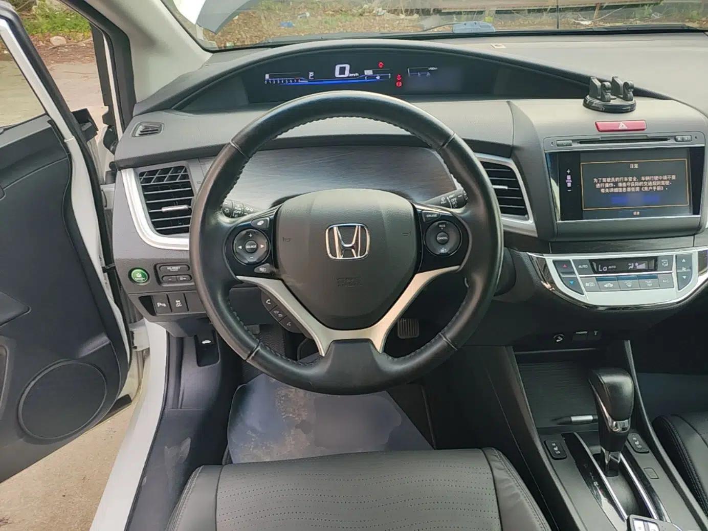 Honda Jade 2014 1.8L CVT Luxury Prestige Edition 5 Seats — миниатюра 18
