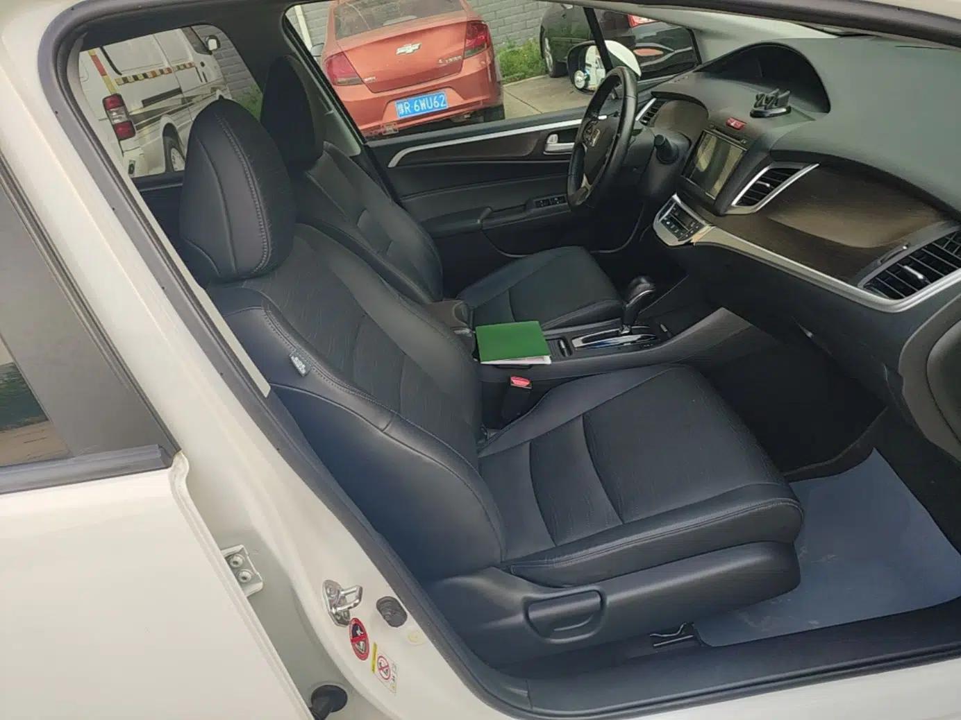 Honda Jade 2014 1.8L CVT Luxury Prestige Edition 5 Seats — миниатюра 24