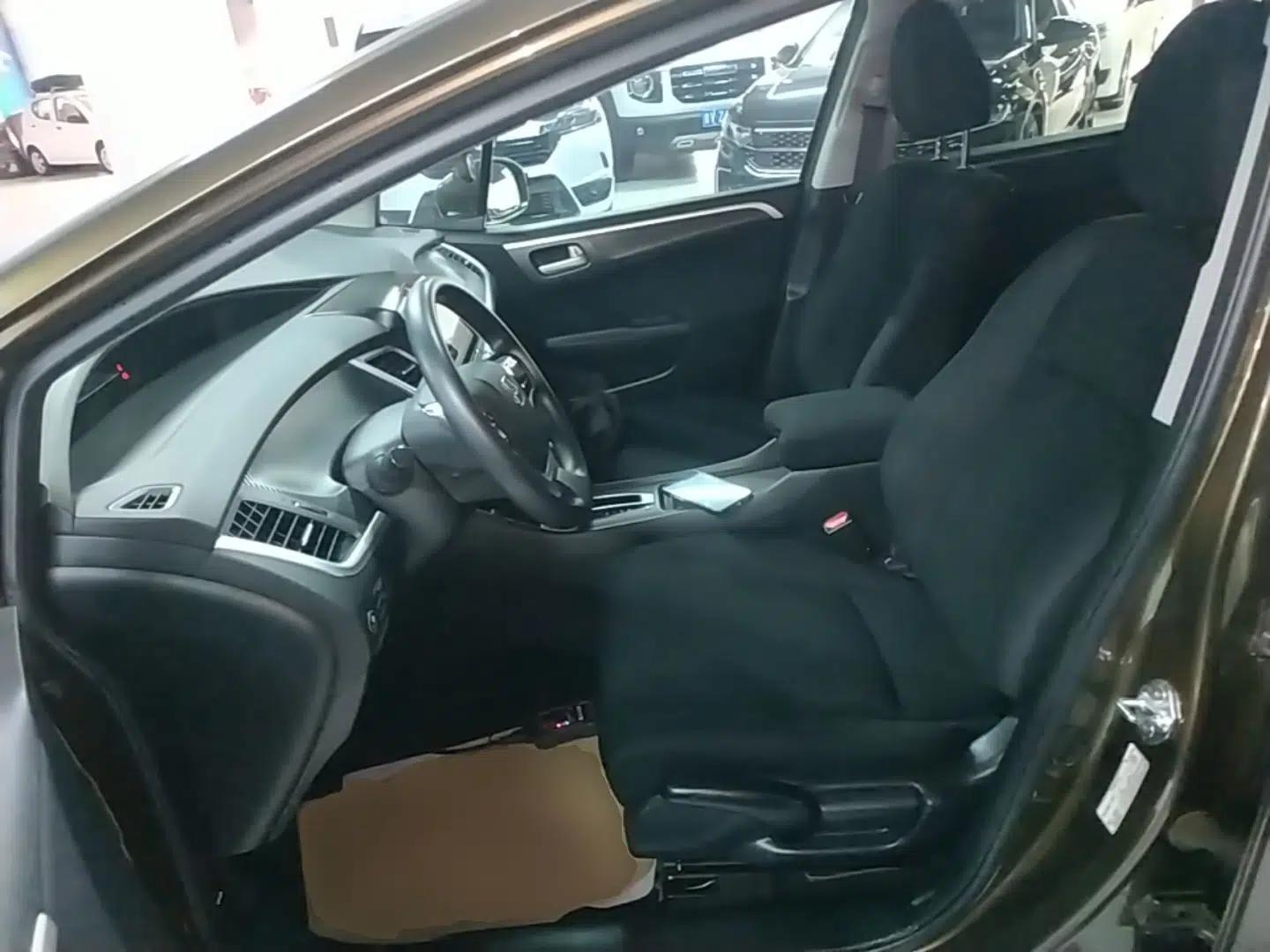 Honda Jade 2017 1.8L Automatic Classic Edition 5 seats — миниатюра 17