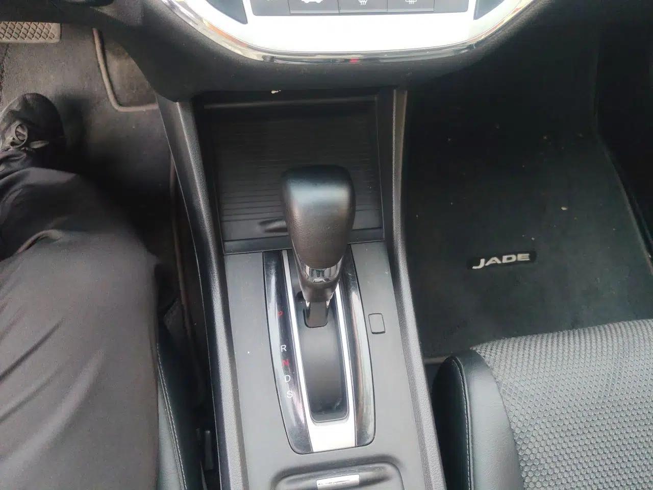 Honda Jade 2014 1.8L Automatic Comfort Elite Version 5 Seats — миниатюра 14