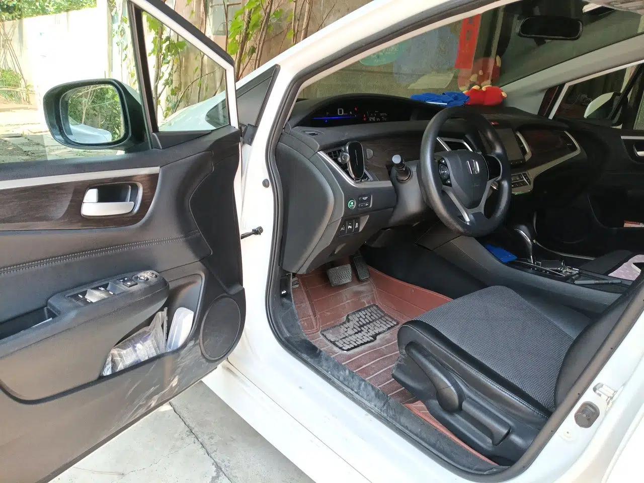 Honda Jade 2016 1.8L Automatic Comfort Elite Version 5 Seats — миниатюра 16