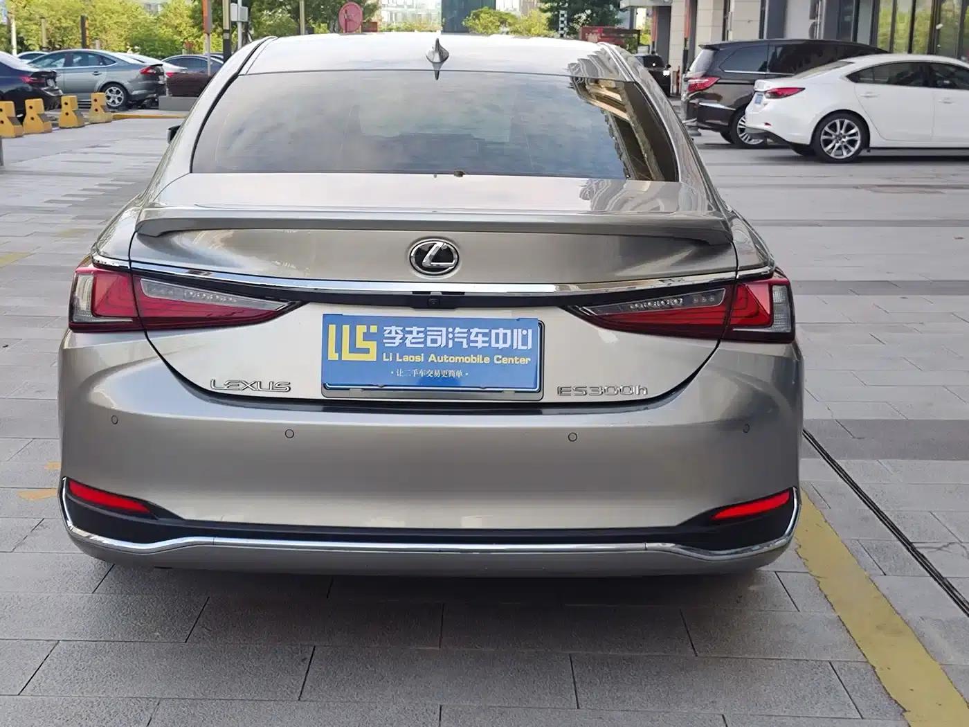 Lexus ES 2022 300h Premium Edition — миниатюра 4