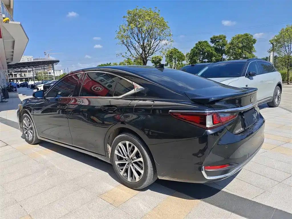 Lexus ES 2023 200 Premium Edition — миниатюра 3