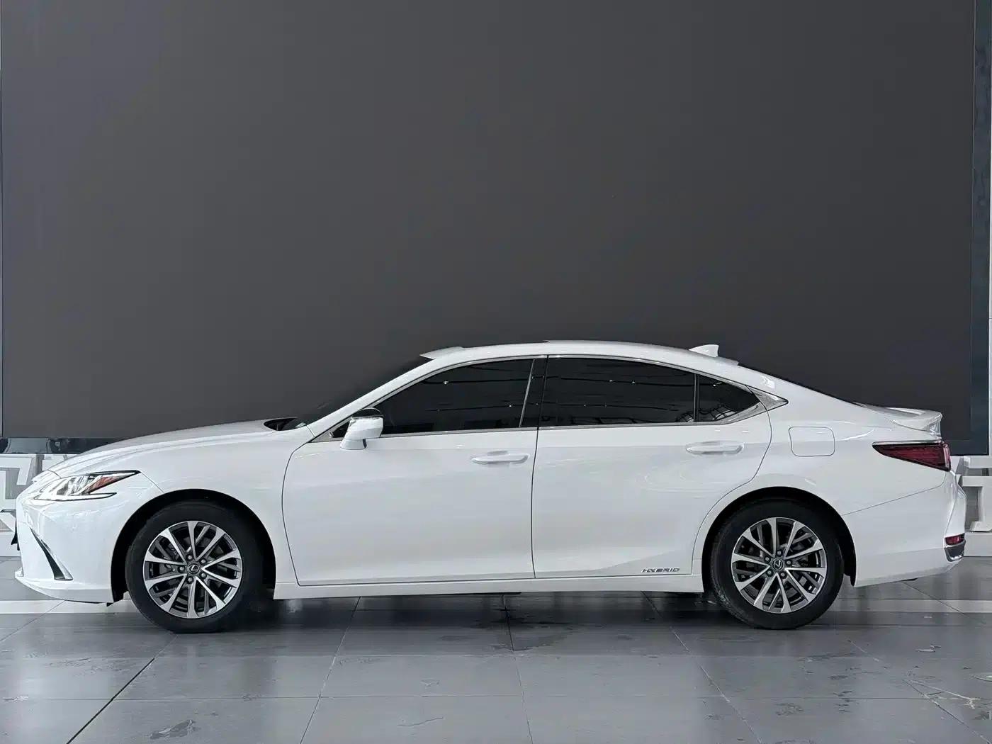 Lexus ES 2022 300h Premium Edition — миниатюра 3