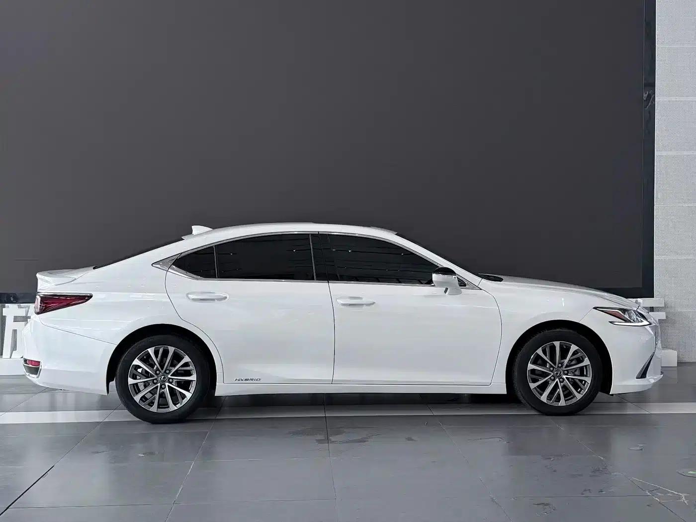Lexus ES 2022 300h Premium Edition — миниатюра 4