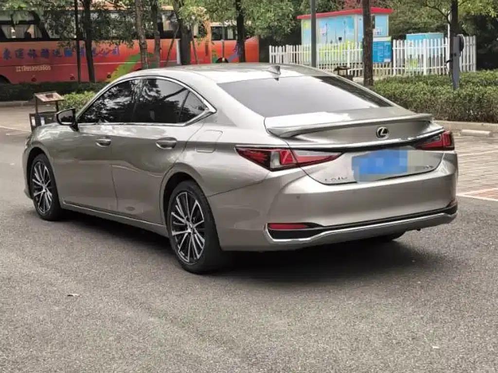 Lexus ES 2022 300h Premium Edition — миниатюра 4