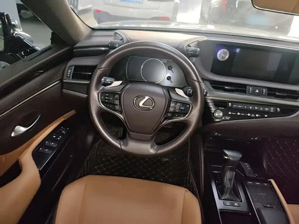 Lexus ES 2021 300h Premium Edition — миниатюра 11