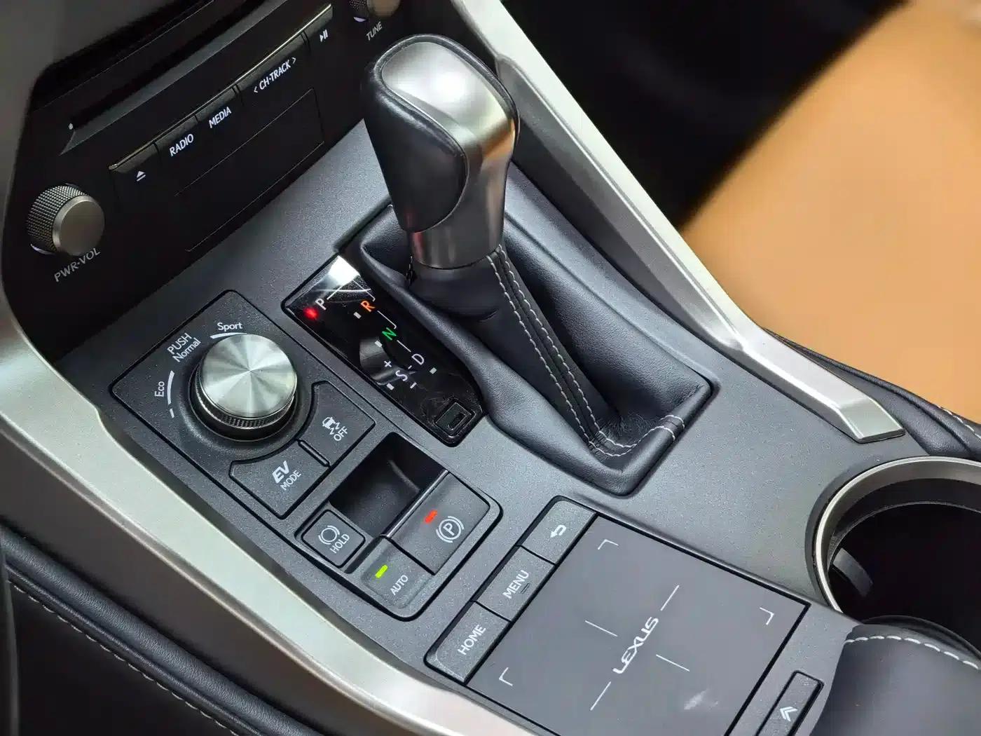 Lexus NX 2020 300h FWD Sport Edition (China VI Emission Standard) — миниатюра 18