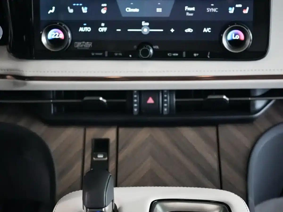 Lexus LM 500h 2025 Four-Seat Executive Edition — миниатюра 11