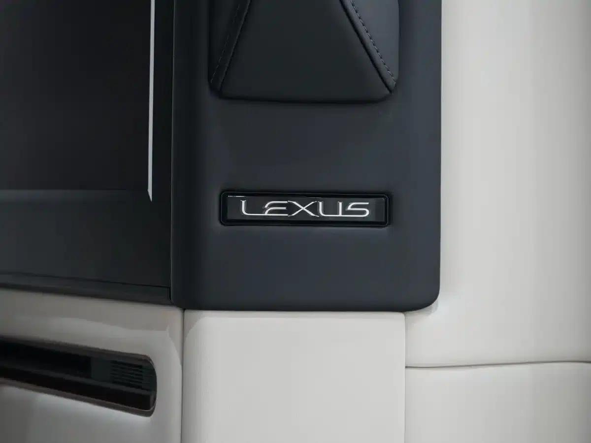 Lexus LM 500h 2025 Four-Seat Executive Edition — миниатюра 15