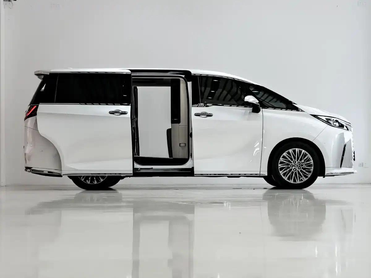 Lexus LM 500h 2025 Four-Seat Executive Edition — миниатюра 3