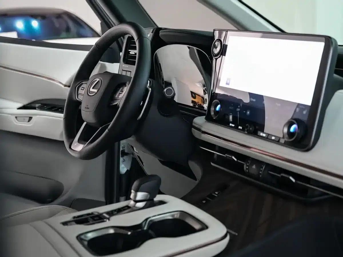 Lexus LM 500h 2025 Four-Seat Executive Edition — миниатюра 8
