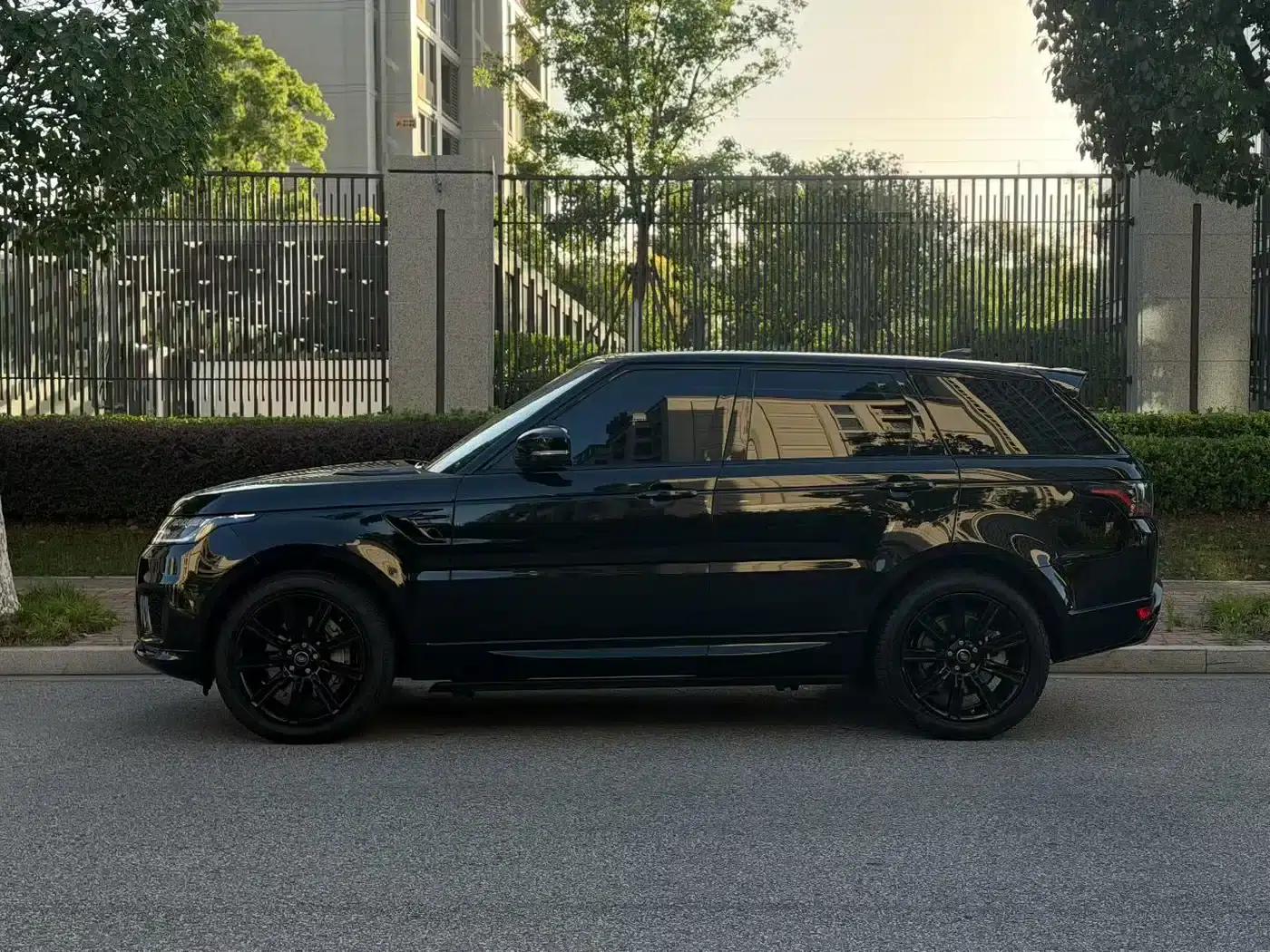 Range Rover Sport 2021 3.0 L6 Black Edition — миниатюра 9