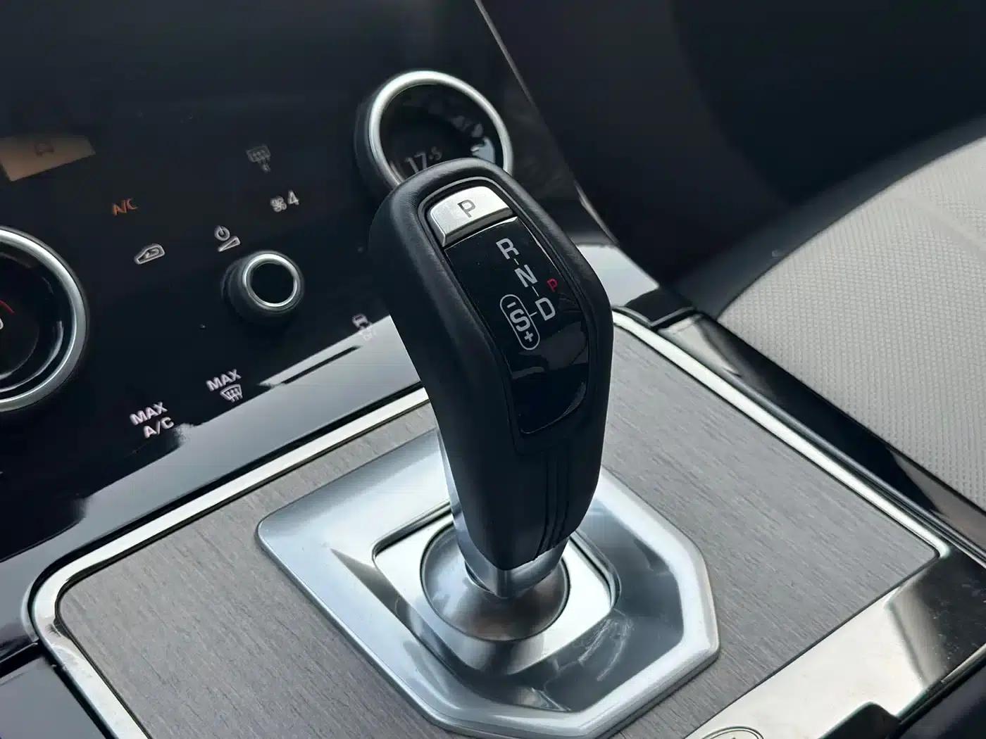 Range Rover Evoque 2022 Model: Evoque L 249PS R-Dynamic HSE Luxury Edition — миниатюра 8