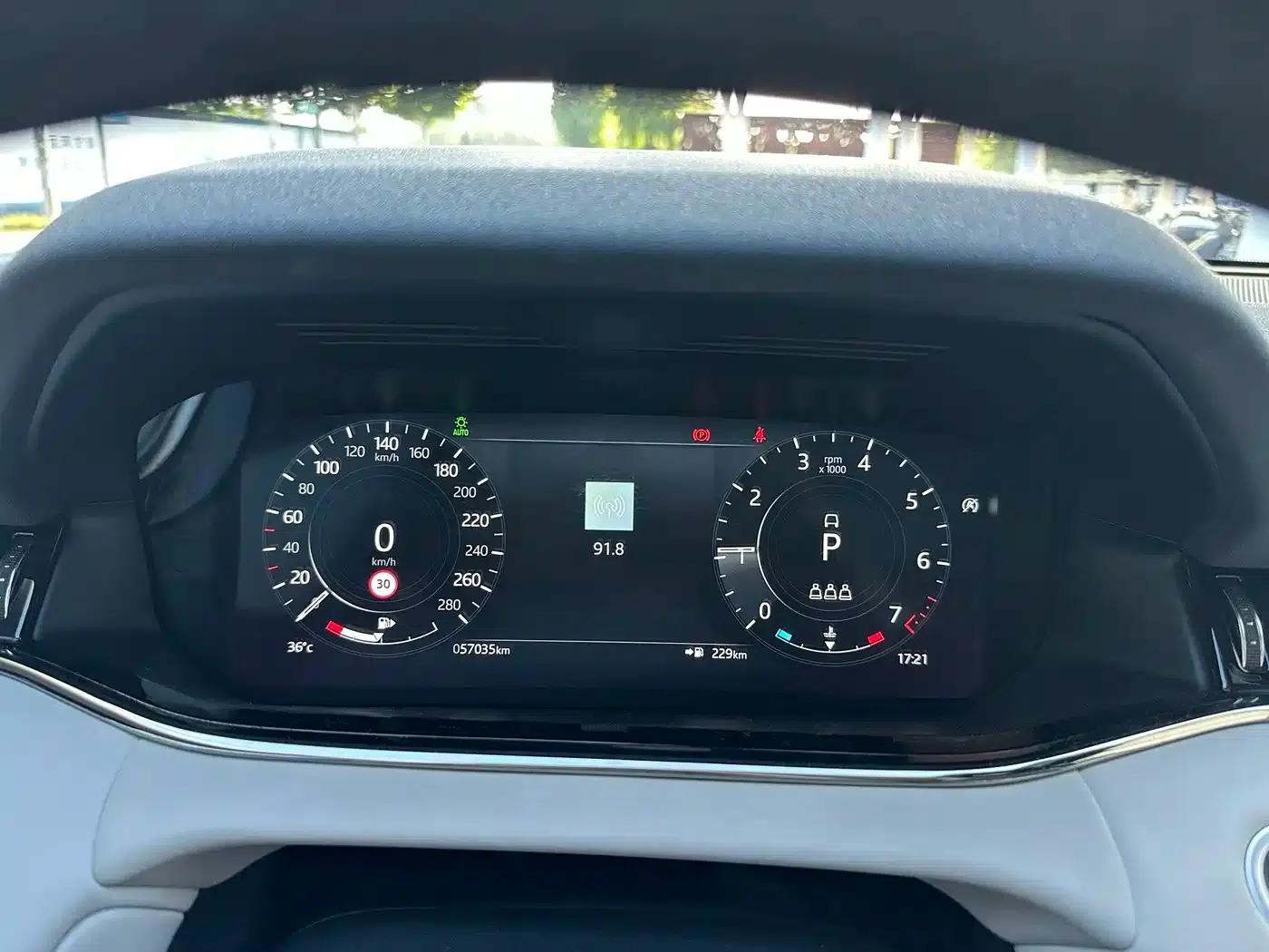 Range Rover Evoque 2021 Model: Evoque L 249PS R-Dynamic First Edition — миниатюра 16
