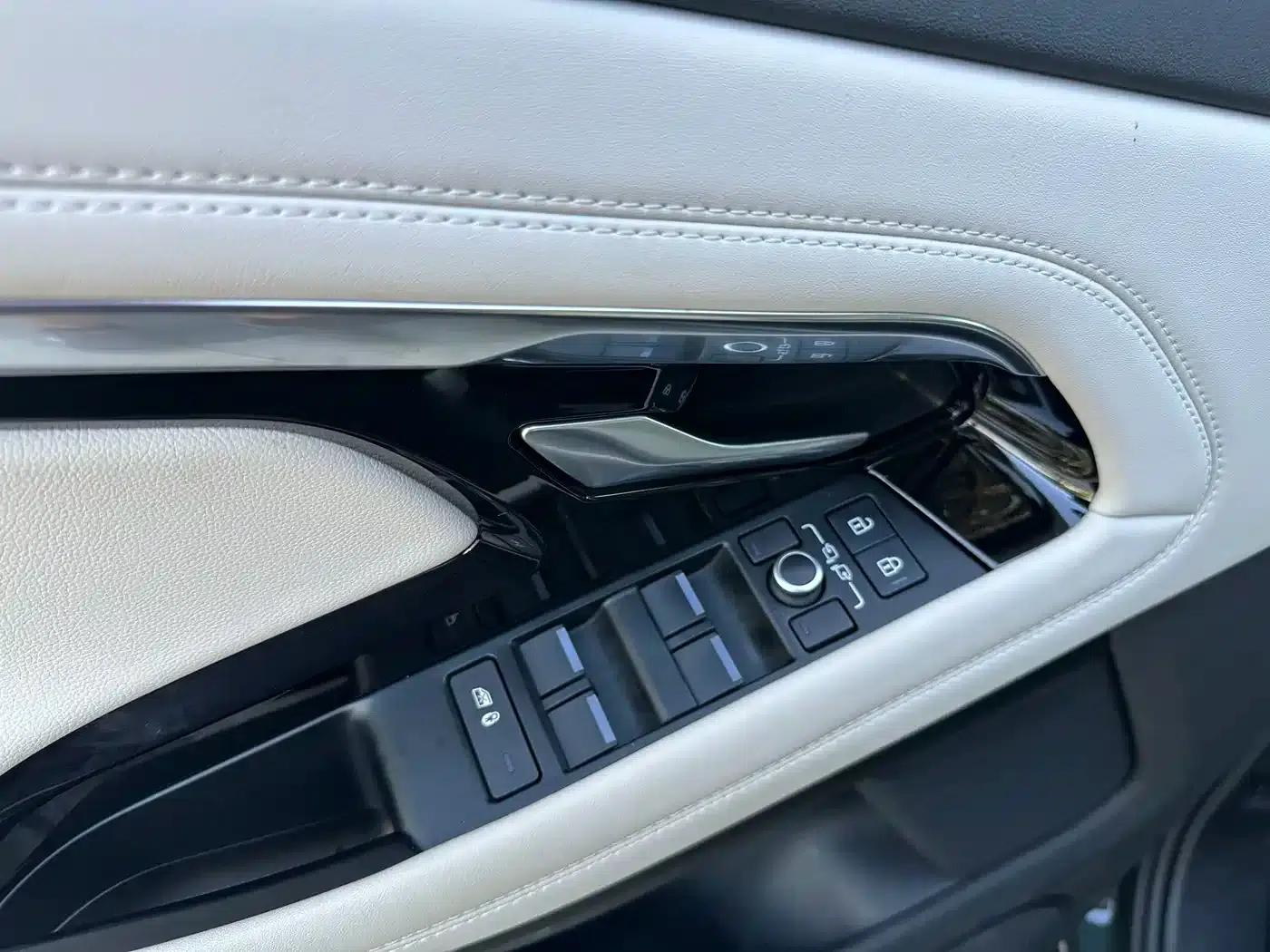 Range Rover Evoque 2021 Model: Evoque L 249PS R-Dynamic First Edition — миниатюра 22